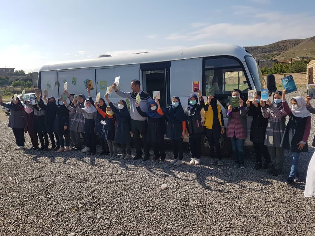 کتابخانه سیار کانون میهمان کودکان و نوجوانان روستاهای مرزی خداآفرین