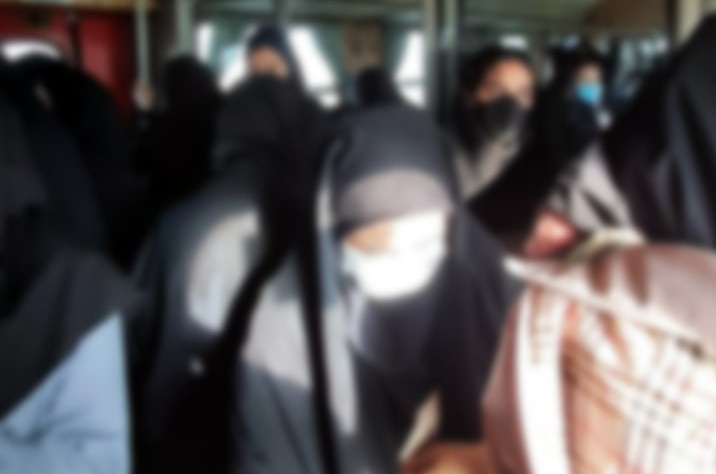 یک ساعت سرپا ایستادن برای رسیدن به دانشگاه!