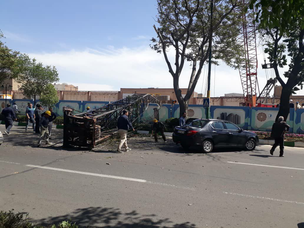 سقوط جرثقیل کارگاه مترو در تبریز