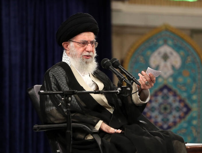 هر کسی که مردم را از آینده ناامید کند برای دشمن دارد کار می‌کند