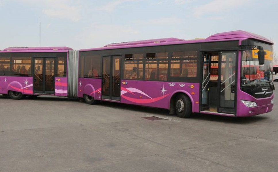 اتوبوس های دربستی و مردمِ منتظر در ایستگاه!