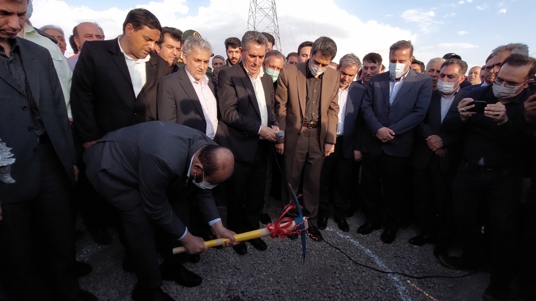 با حضور وزیر راه؛ پروژه تعریض جاده میانه- ترک کلنگ زنی شد