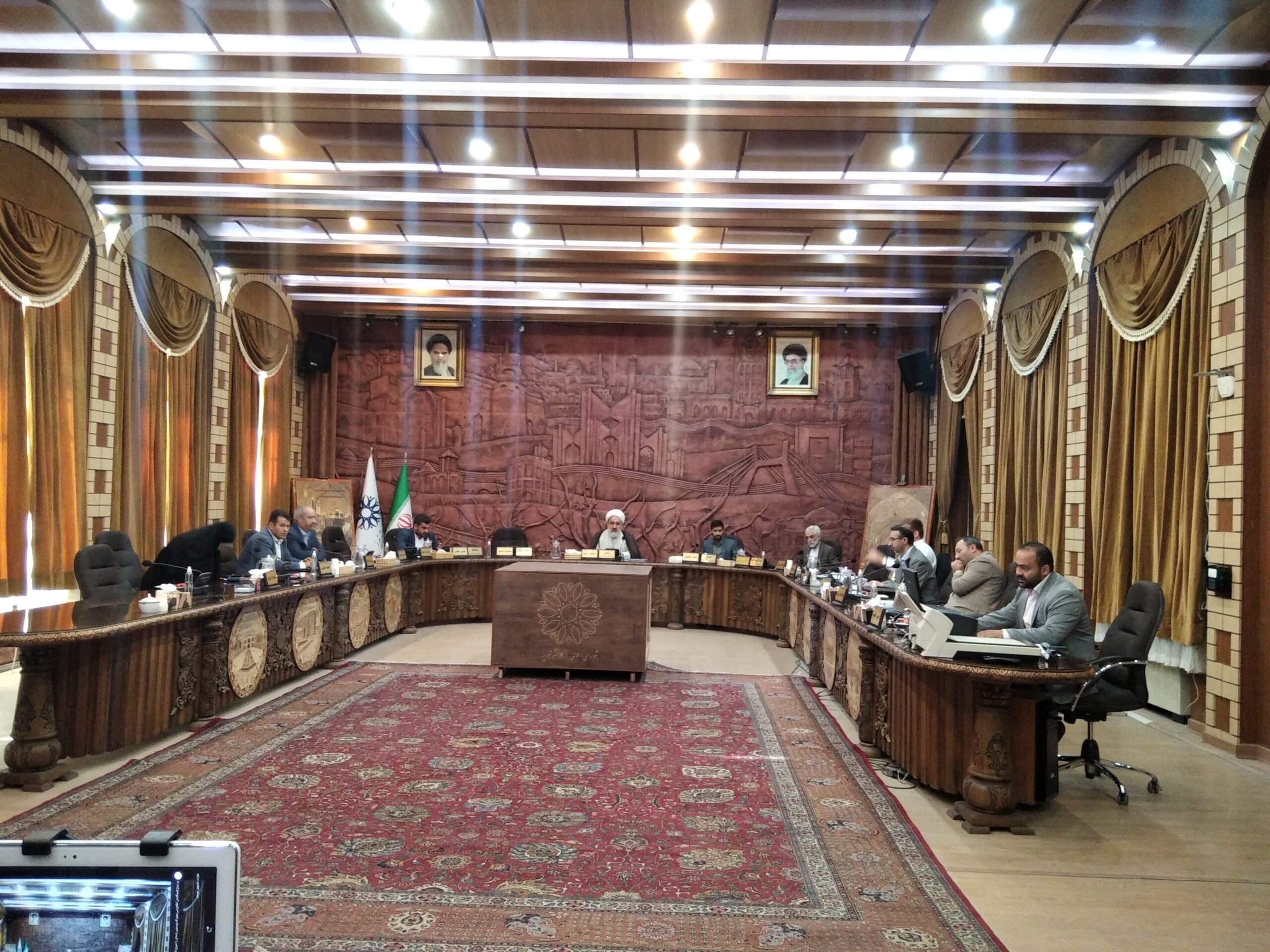 آقایان در سرویس بهداشتی بانوان! / قمه کشی بدور از دوربین های شهرداری