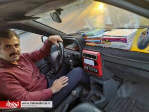 کتاب فروشی متفاوت در تاکسی اینترنتی / کتاب رانِ شاعر در پشت فرمان