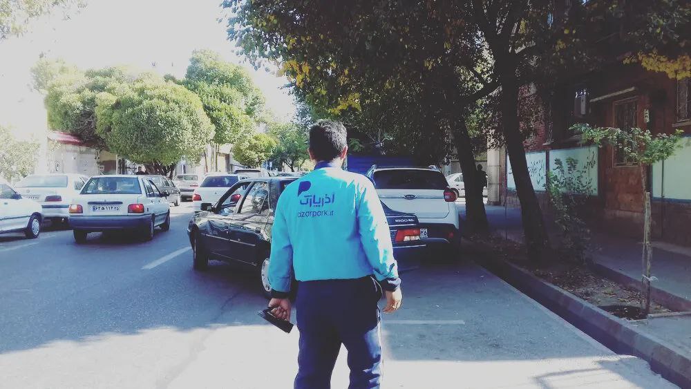 پارکینگ‌های حاشیه خیابان