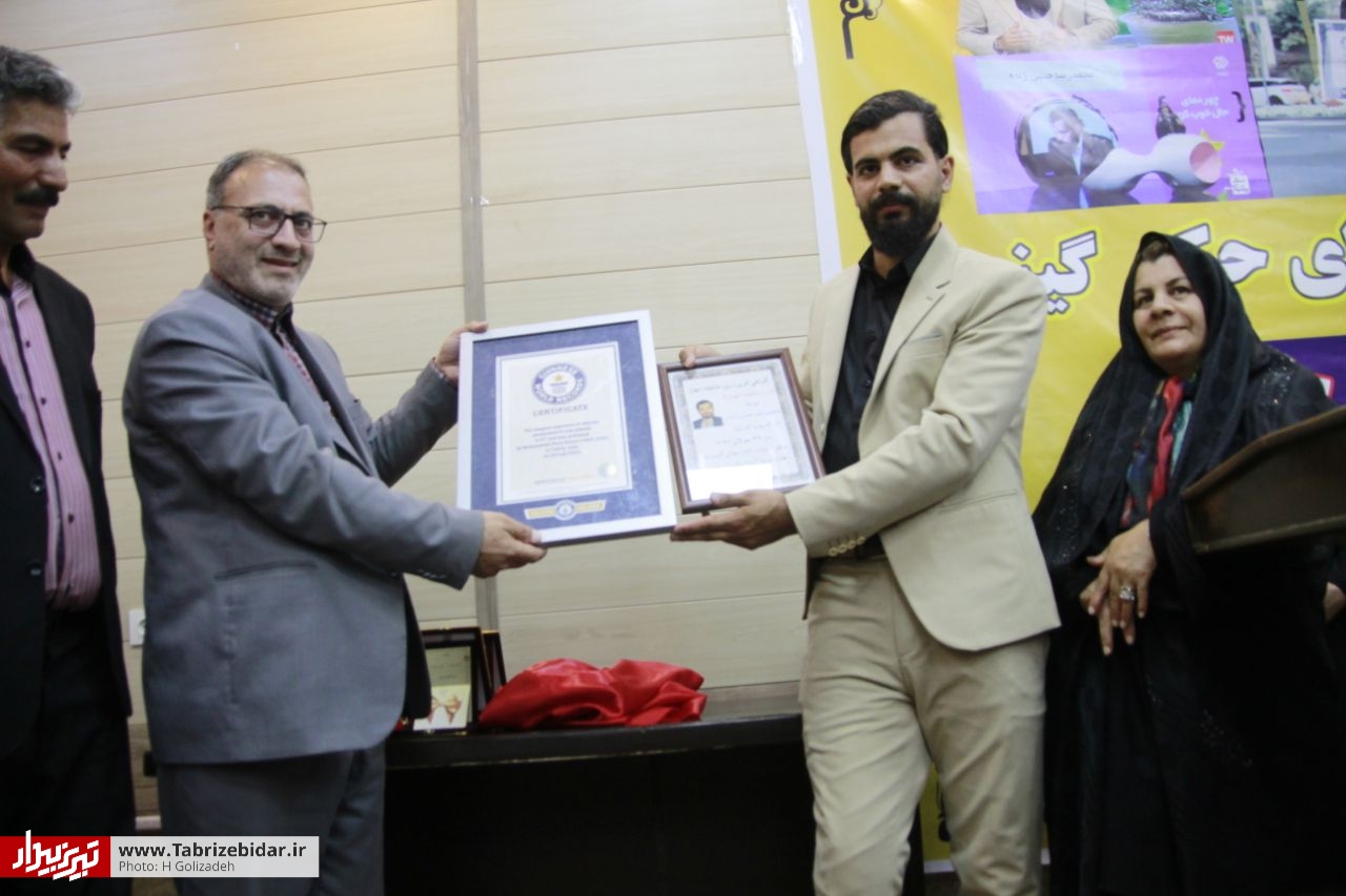 اهدای حکم گینس مرد حافظه جهان به موزه آستان قدس رضوی