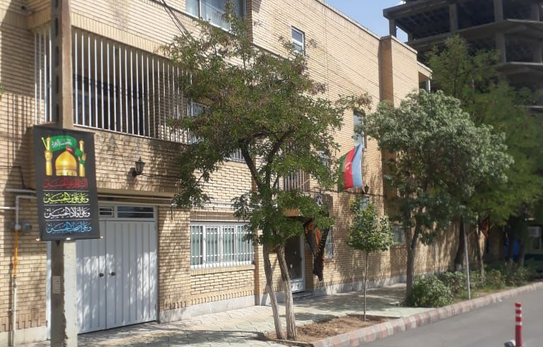 نصب پرچم های حسینی مقابل کنسولگری جمهوری آذربایجان در تبریز