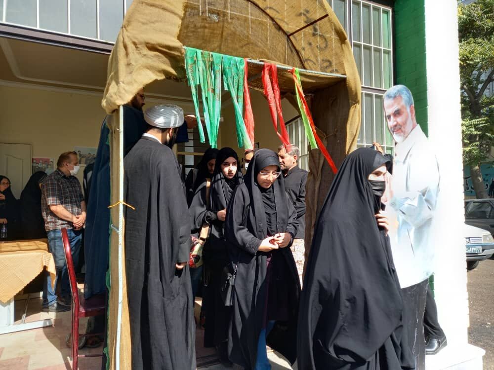پنج کاروان دانش آموزی دختران از تبریز به مناطق جنگی شمالغرب کشور اعزام شدند