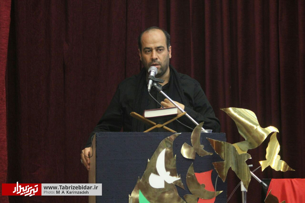 دشمن از مرزها به داخل خانه ها آمده / وظیفه بسیار سنگین مقابل شهدا داریم