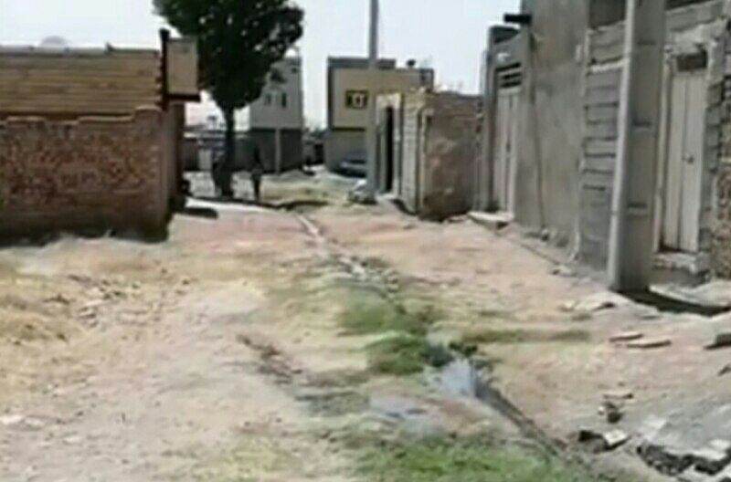 زندگی در جوار تعفن/ جریان فاضلاب خانگی در کوچه!