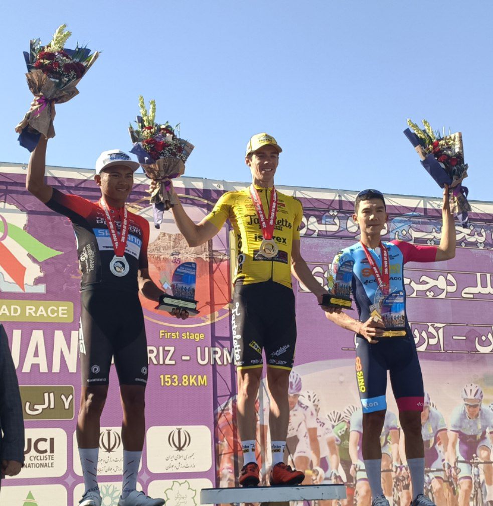 پیراهن طلایی بر قامت رکابزن بلژیکی