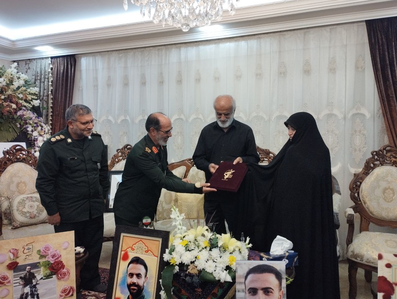 ابلاغ سلام فرمانده کل سپاه به خانواده شهید تبریزی