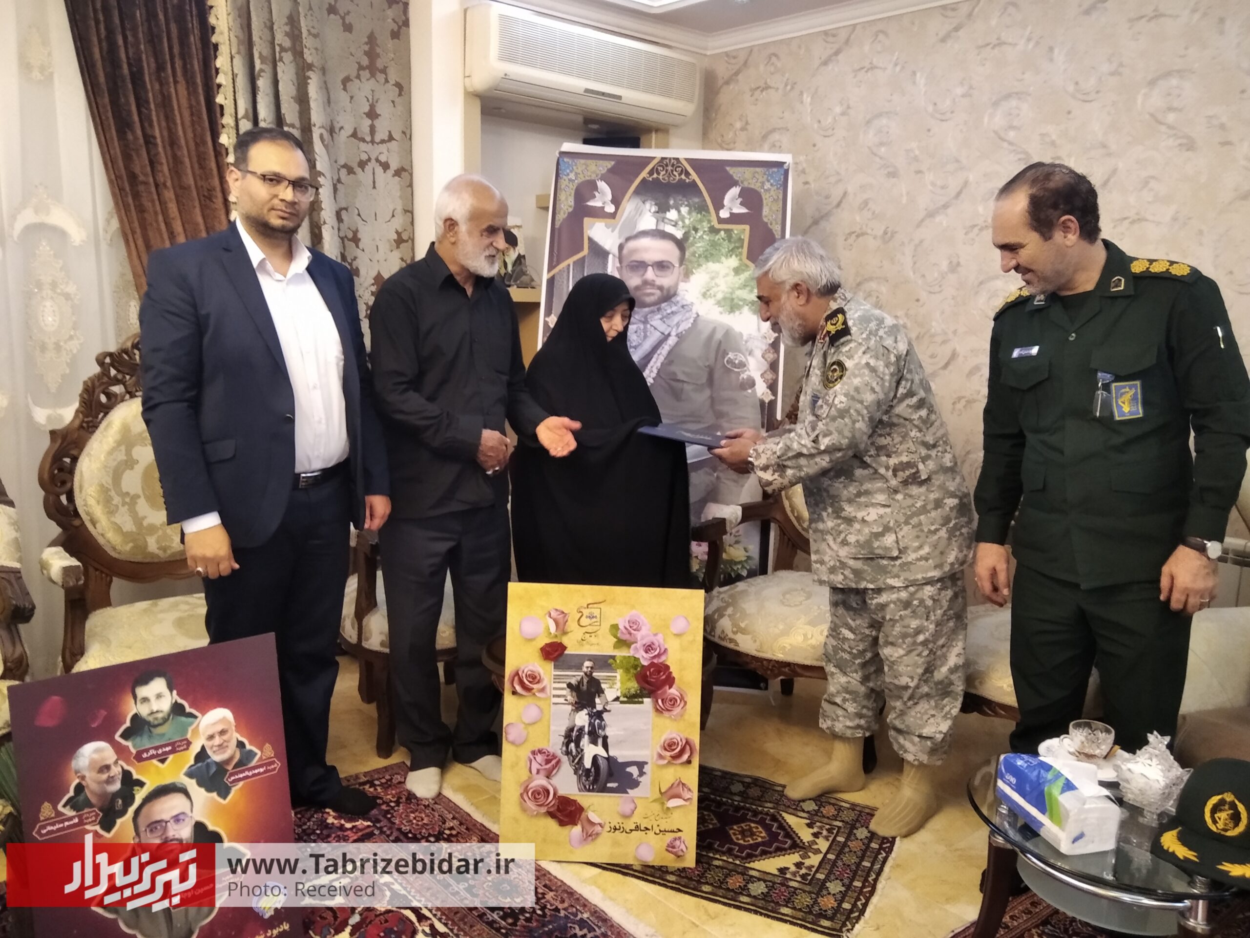 شهادت اتفاقی نیست / مدال افتخار بزرگ بر گردن اعضای خانواده