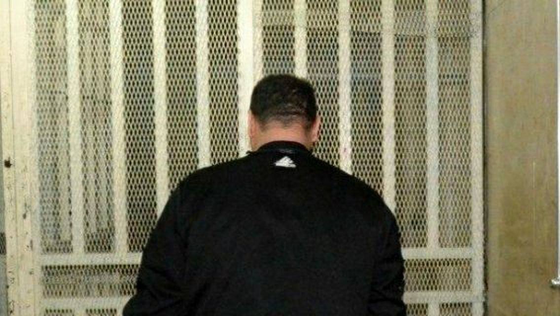 دستبند قانون بر دستان شرور محله