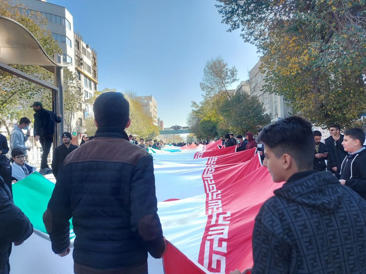 ایستادگی ۴۴ ساله یاران دبستانی / دهه هشتادی ها همچون نسل اول انقلاب