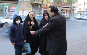 اهدای کتاب به خانواده‌ها در محلات تبریز