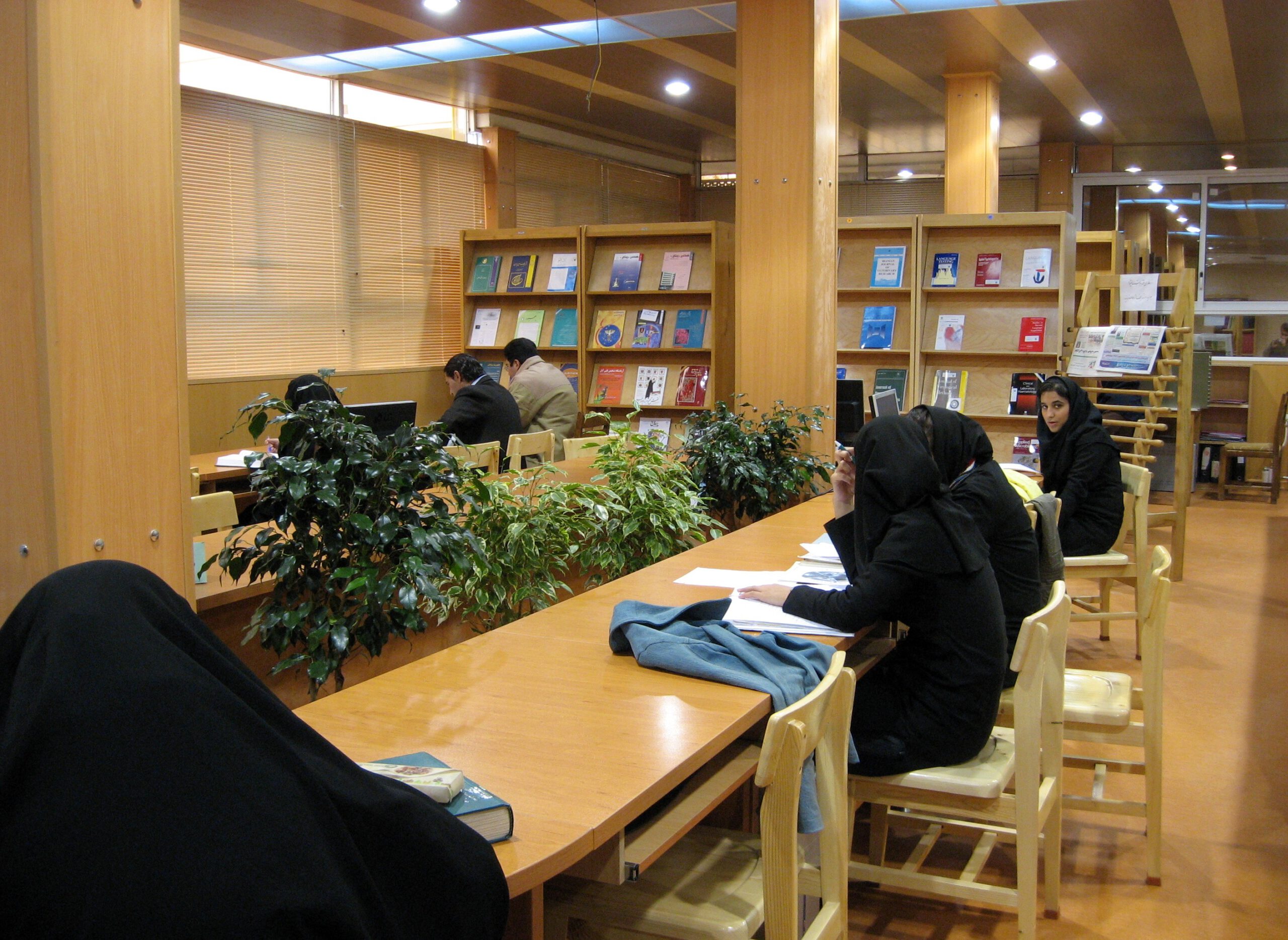 کتابخوانان از کتابخانه های تبریز چه می گویند؟ / از خاک خوردن طلاهای زیرزمینی تا اینترنت پرسرعت