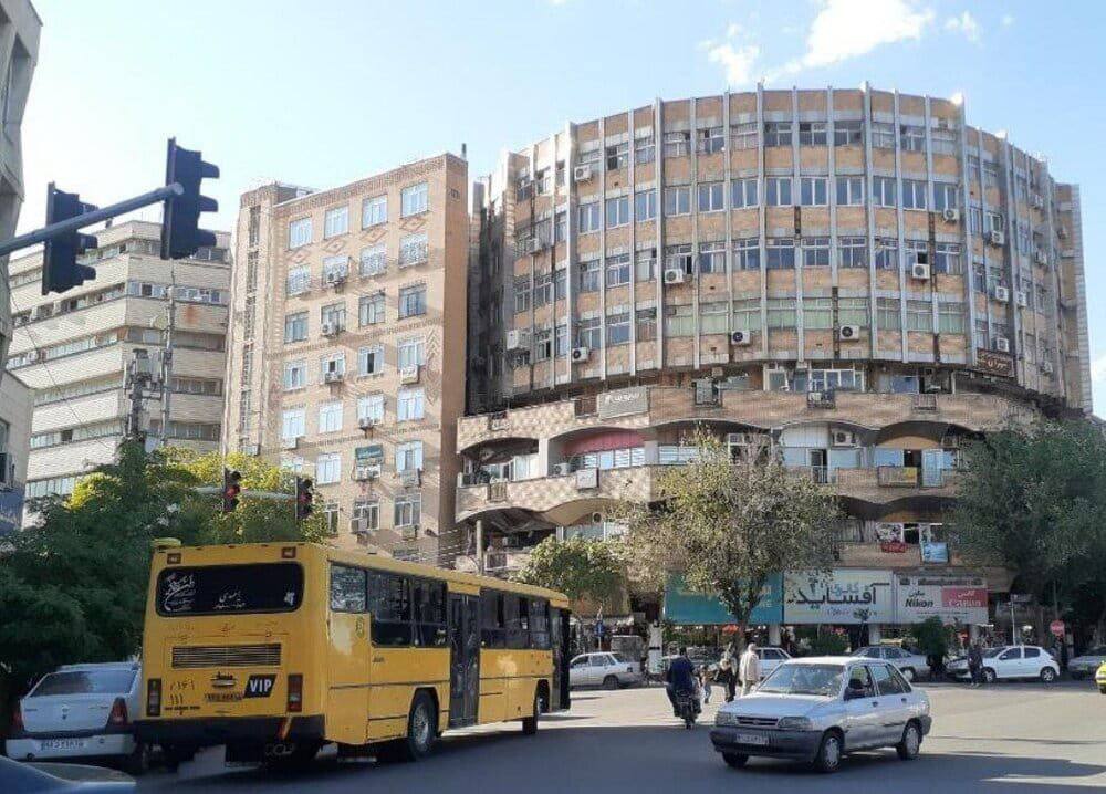 پاساژ امت تبریز، پلاسکوتر از پلاسکوی تهران