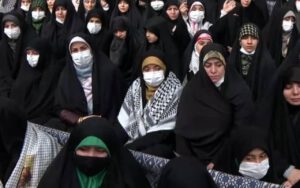 آقا یادگاری اهدایی همسر شهید را با هدیه انگشتر پاسخ دادند