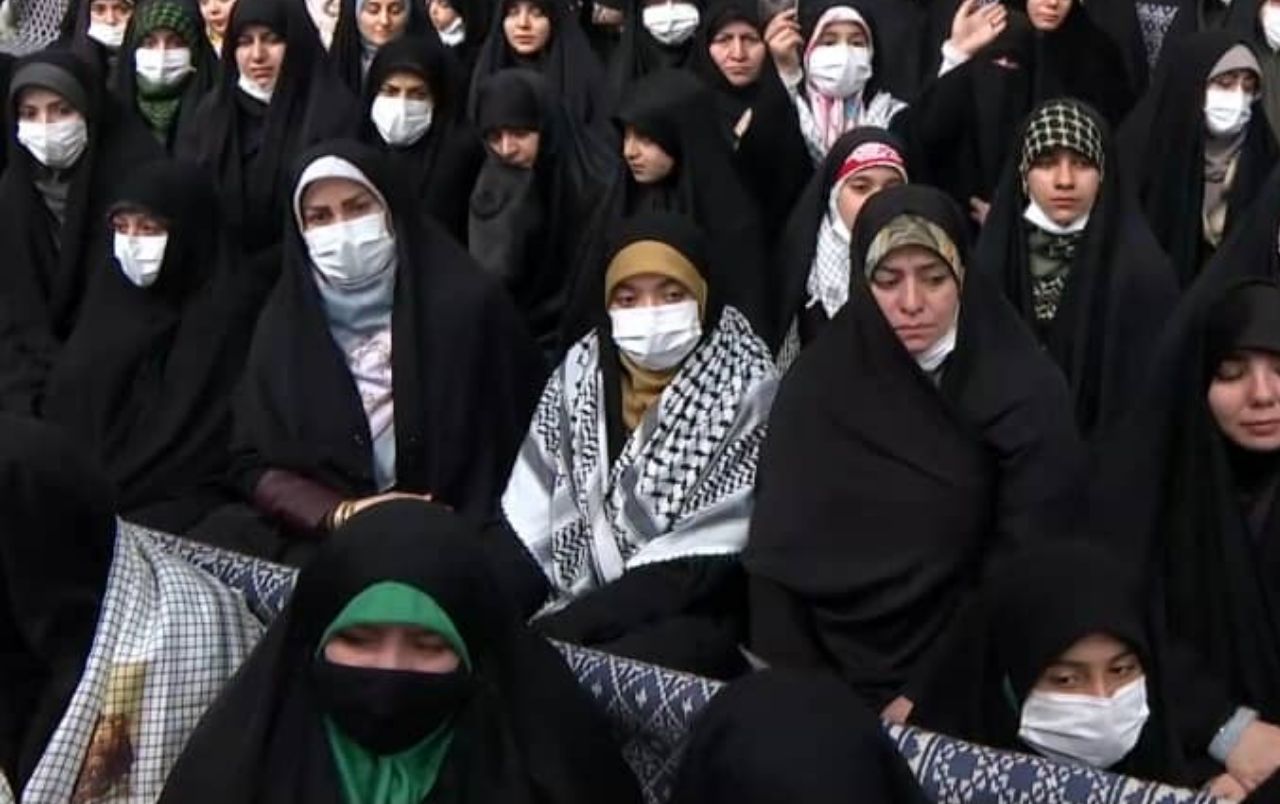 آقا یادگاری اهدایی همسر شهید را با هدیه انگشتر پاسخ دادند