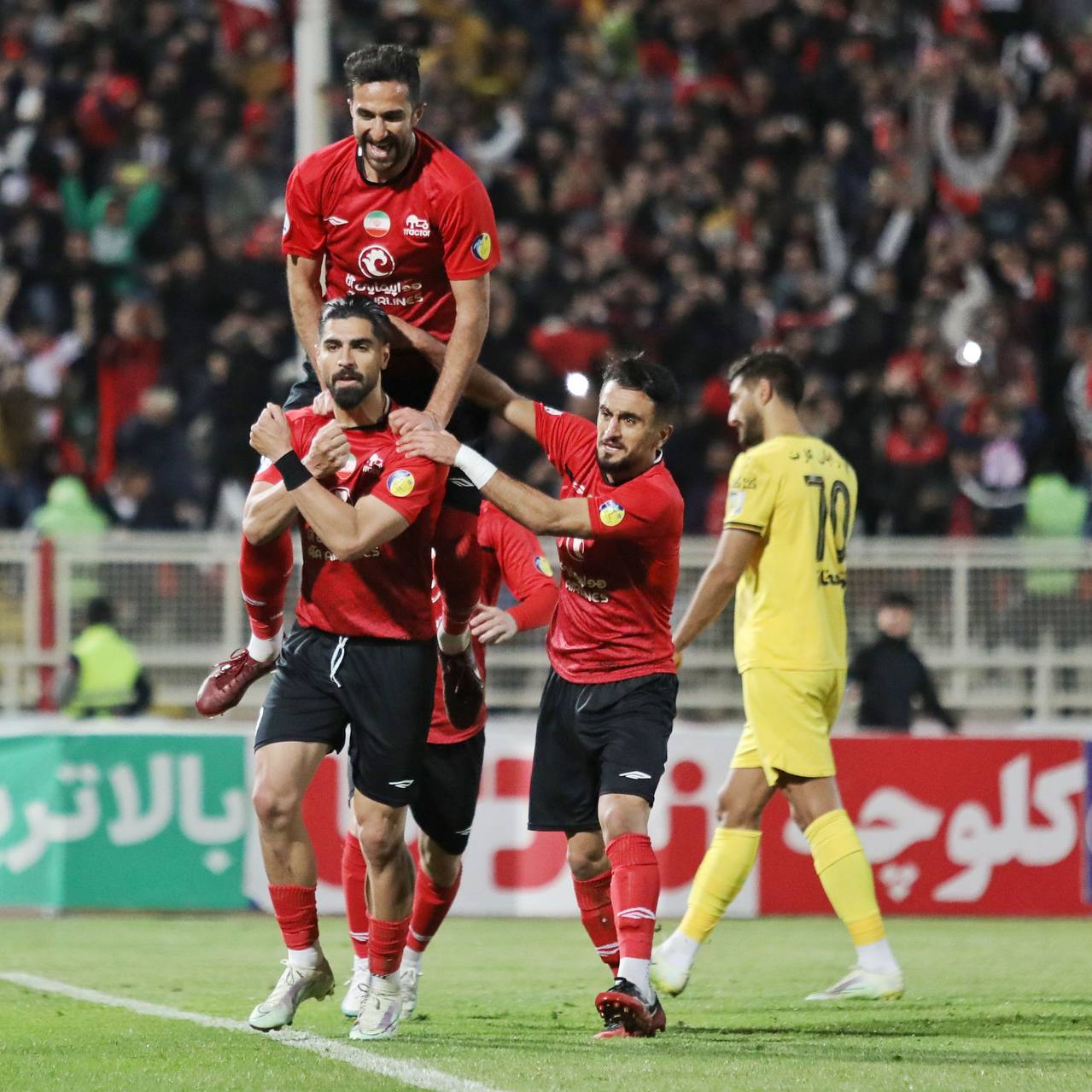 ب‍ُردِ صدرنشین لیگ در شب حضور حماسی پرشورها