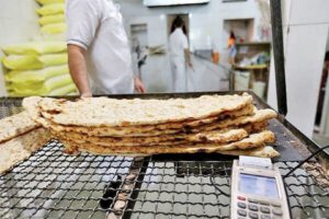 نان برای روزه خواران هست، برای روزه داران نه! / در به دری های دم افطار