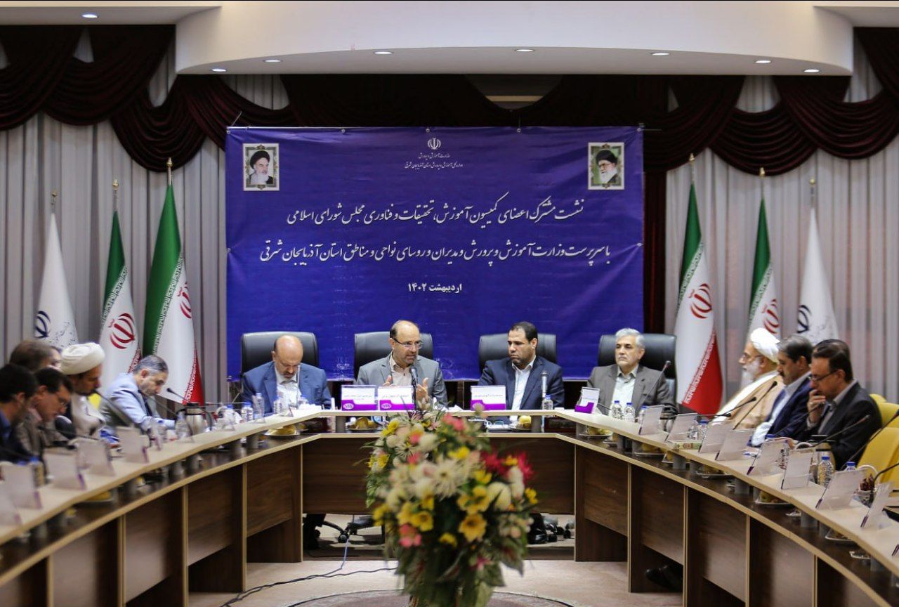 سفر بی سود و ضرر آقای سرپرست به تبریز / معادله چند مجهولی مدیریت آموزش و پرورش حل نشد!