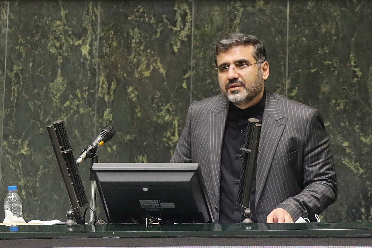 فرار وزیر فرهنگ از رسانه ها در دهمین سفر به تبریز!