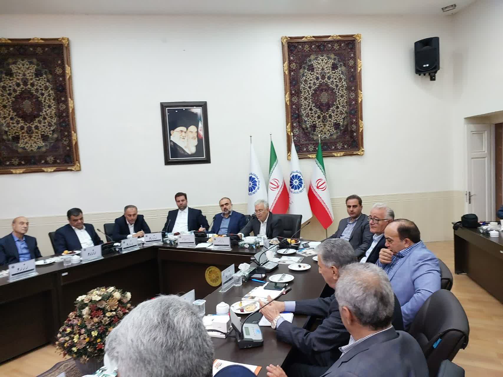 فراهم شدن زمینه واردات خودرو / مکتب اقتصادی خاص در آذربایجان شرقی