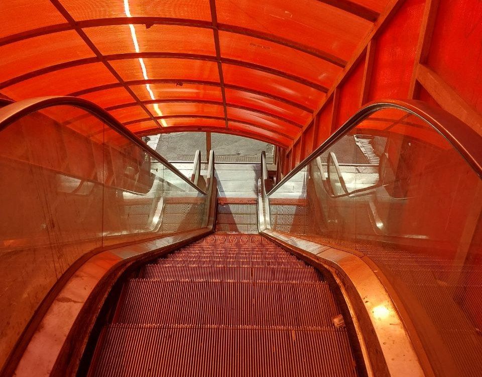 یک روز کار می کند و یک هفته خراب می‌شود!