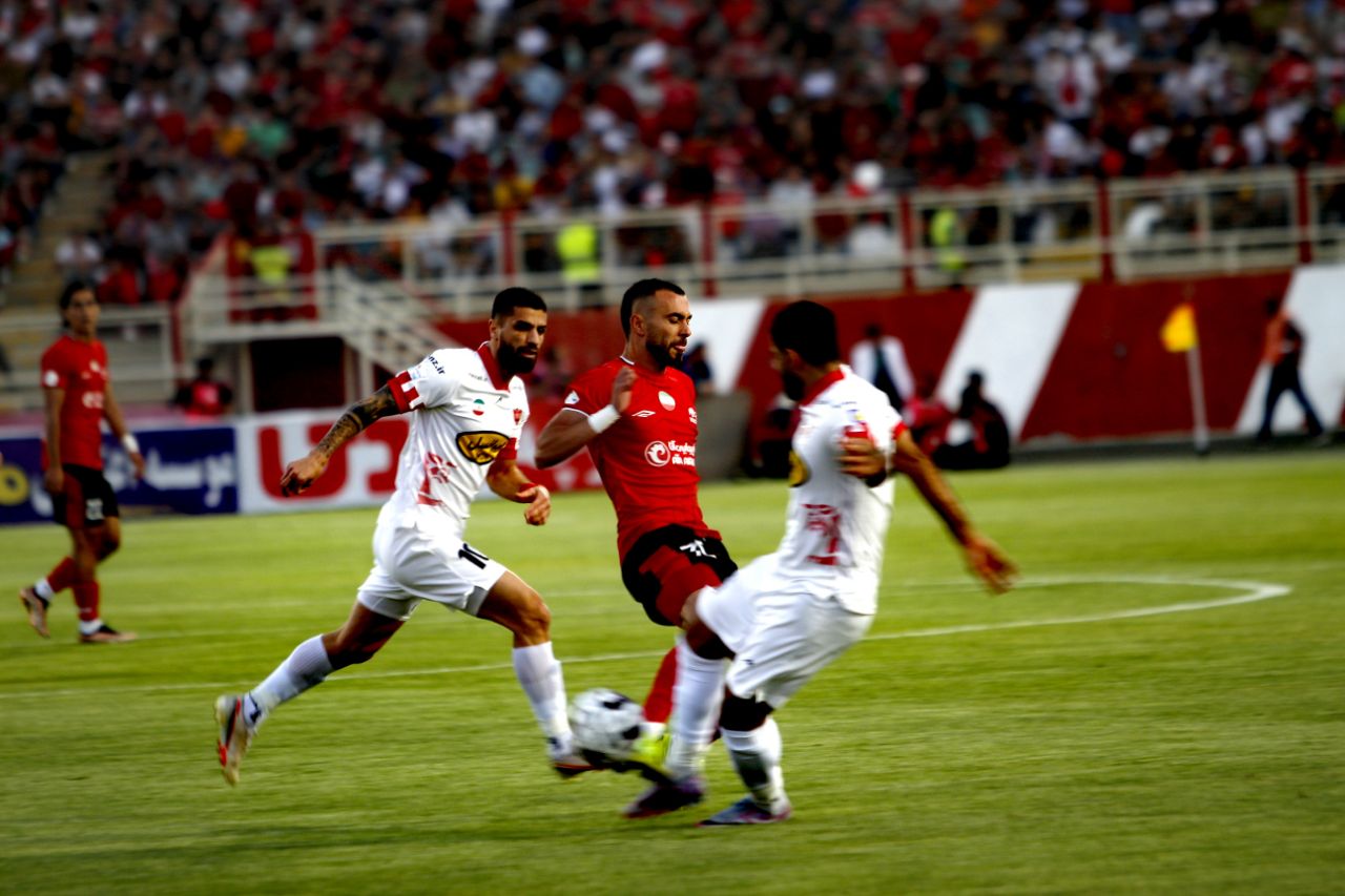 ۳ امتیاز هدیه گلر تراکتور به پرسپولیس