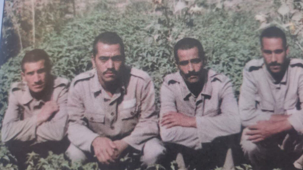 عکس دوران اسارت در اردگاه موصل۲ سال ۶۴اسامی افراد از راست به چپ:حسن نقی زاده، جعفر حاج حسینی، احمد مبهوتی و سلمان بخشنده