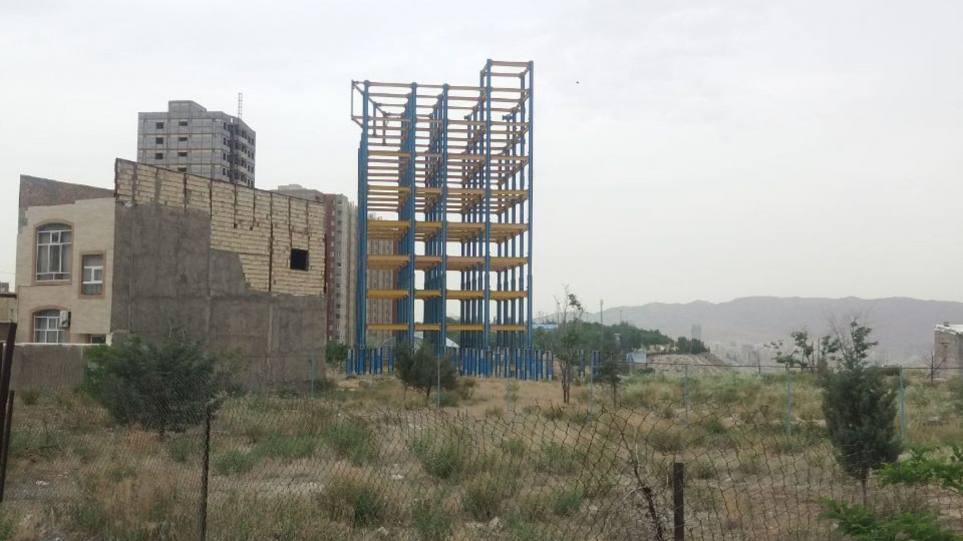 متولی مسکن مردم، خود لنگ ساختمان است! / 10 سال زمان فقط برای اسکلت بندی
