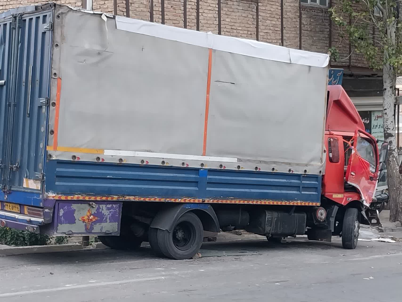 روایت شاهدان عینی از برخورد کامیون با ۱۰ خودرو