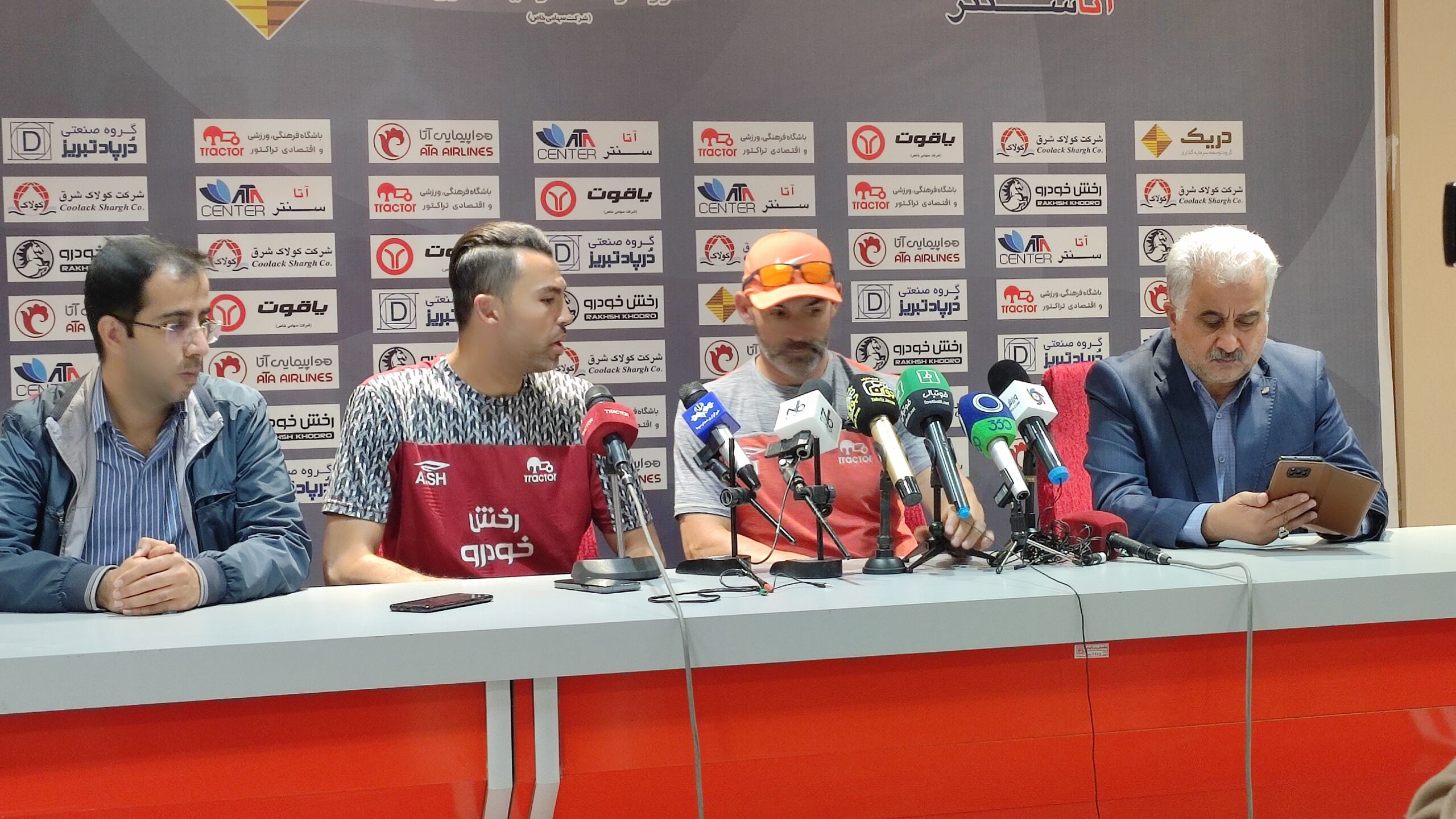 آیا این وضعیت چمن، ارزش کار کردن در فوتبال ایران را دارد؟ / دوست دارم هواداران را دوباره ببینم