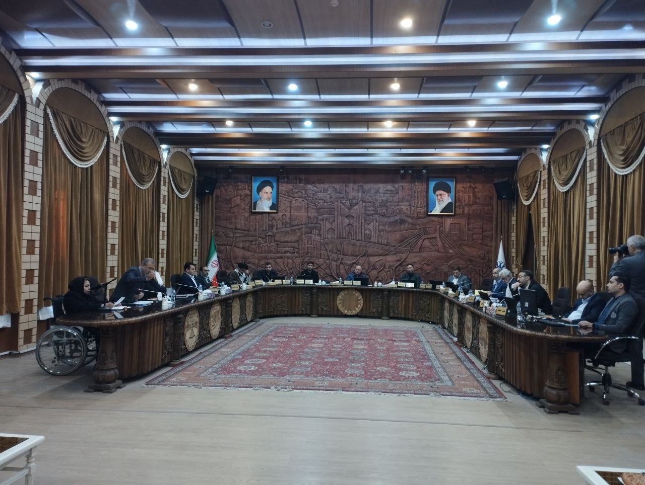 پارکینگ اختصاصی بی مصرف! / زور شهرداری به وانت بارها و دستفروشان نمی رسد