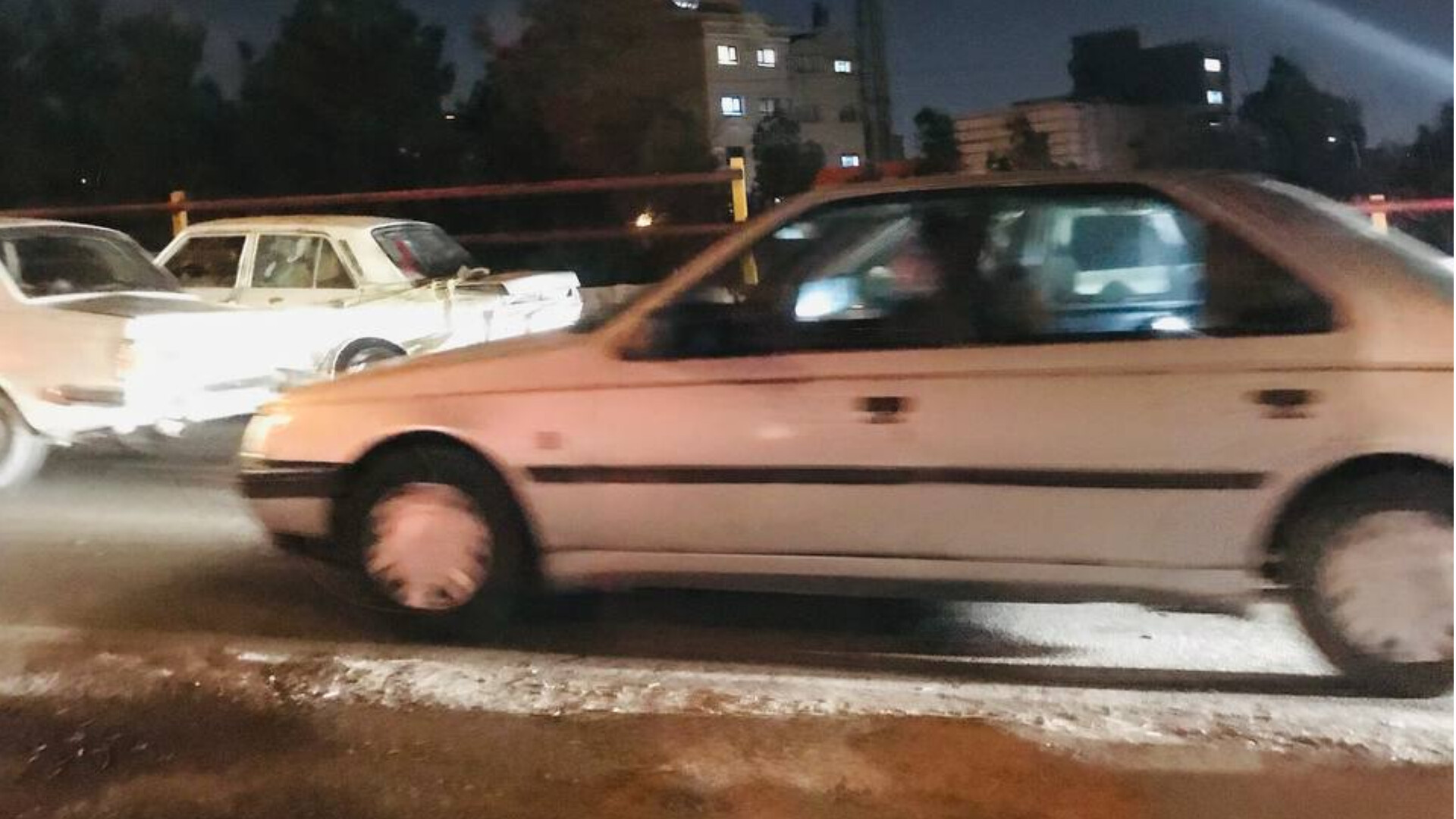 قفلِ آسفالت‌ریزی لاک پشتی بر اتوبان پاسداران / گرداب ترافیک به کوچه‌ها رسید