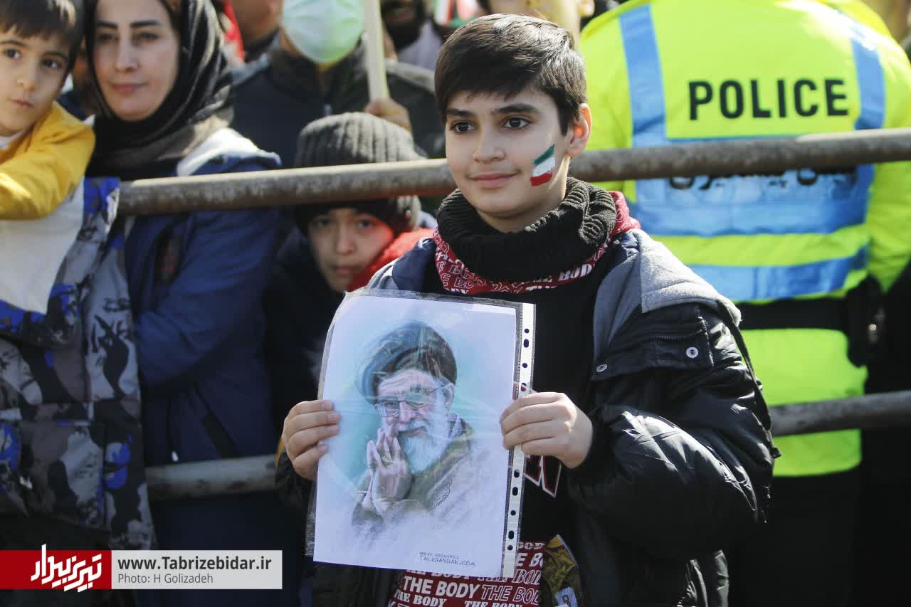 پرچم دهه نودی‌ها بالاست / جاریست این انقلاب