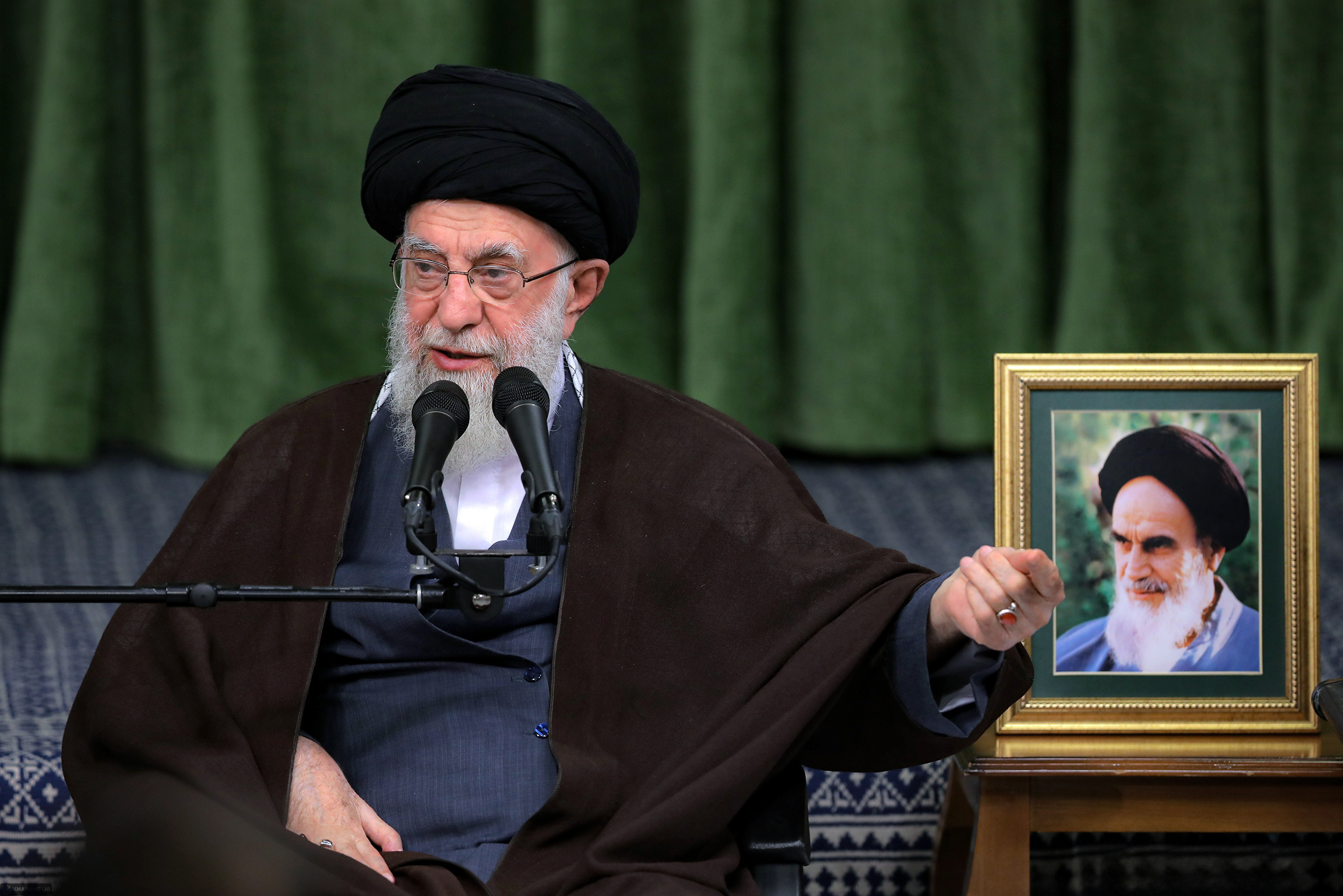 شعر خوب باید در معرض استفاده افکار عمومی دنیا قرار بگیرد