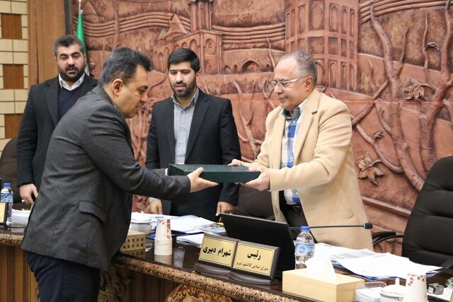 بودجه سالانه شهرداری، ماهانه شد! / غیبت شهردار، صدای حامیان او را هم درآورد