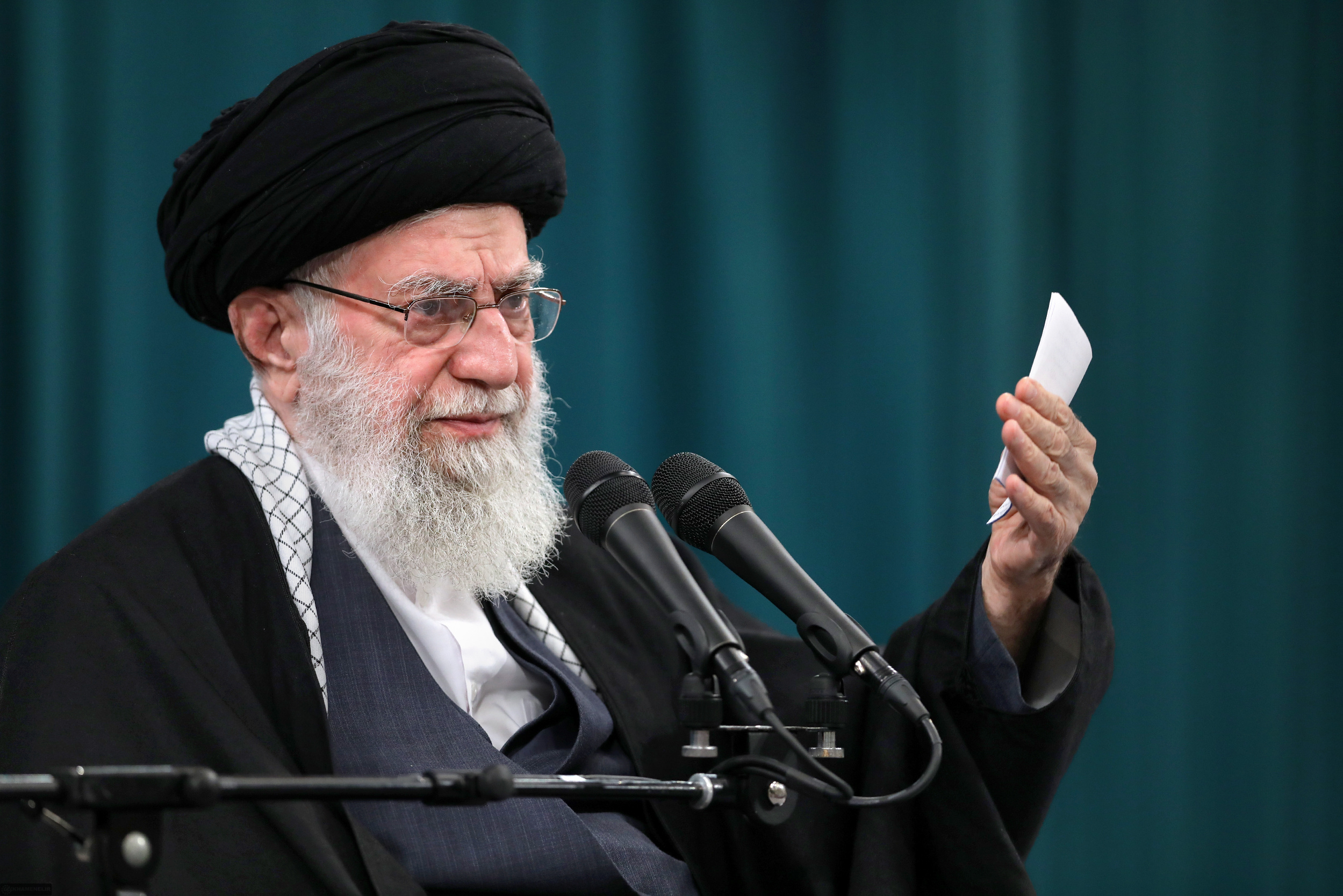 نگاه نقادانه در کنار نگاه سرافرازانه به پیشرفت‌ها داشته باشید/ عدالت، نفی فاصله طبقاتی در استفاده از فرصت‌های عمومی است