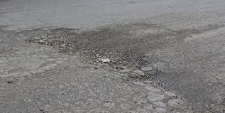 پر شدن چاله های شهری در دست انداز وعده ها