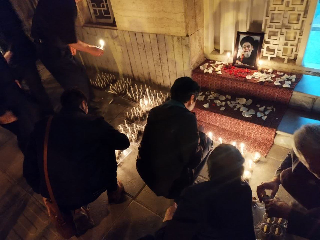 شمع‌هایی که برای شهید خدمت می‌سوزند