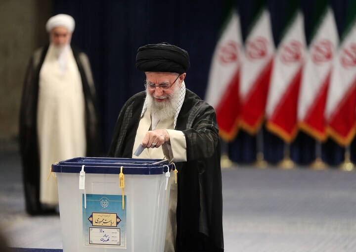 آبروی جمهوری اسلامی متوقف به حضور مردم است/ مردم در رای دادن تردید نکنند