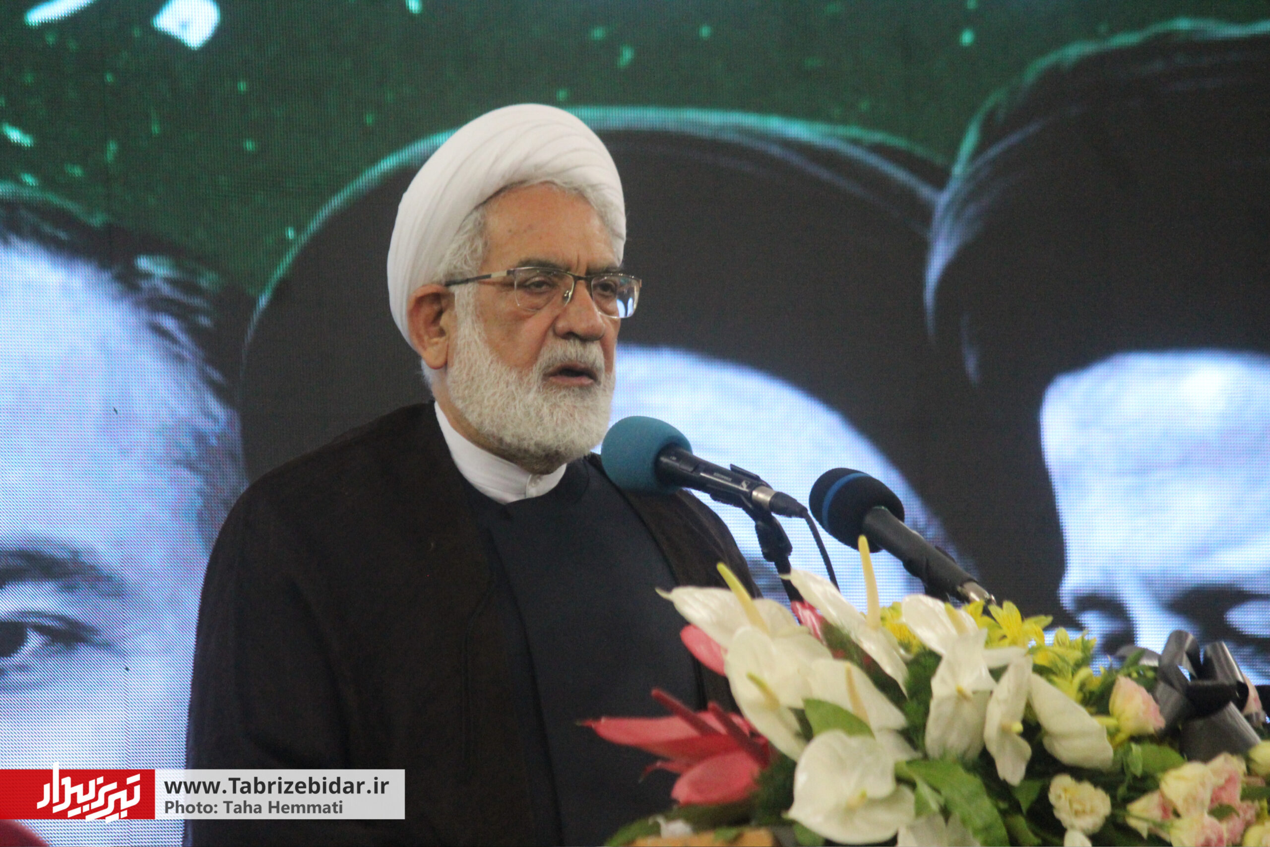 شهدای خدمت سرمایه های عظیم کشور بودند / در انتخابات تابع جو و صحبت های این طرف و آن طرف نشویم