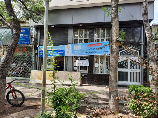 انسداد درب بانک ملی در تبریز با بلوک‌های بتنی