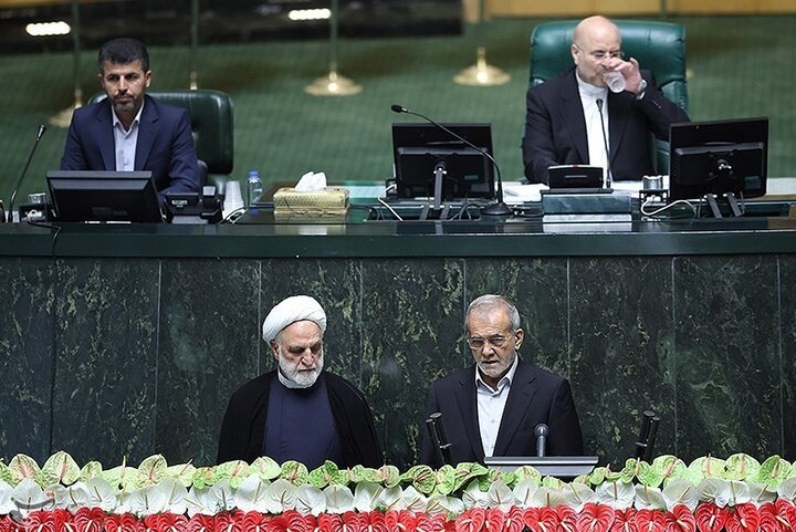 رئیس جمهور سوگند یاد کرد/ پزشکیان: تدبیر رهبر انقلاب و رای مردم فرصتی نو برای ایران و جهان گشود