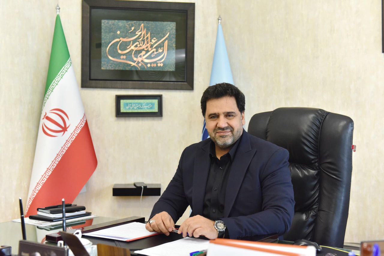 تندیس مدیر توسعه‌گرای صنعت پتروشیمی به تبریز رسید