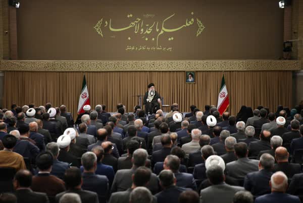 باید از دولت و مجلس یک حرف و صدا شنیده شود