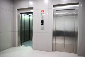 دردسر قطع بدون برنامه برق در تبریز /  حبس کودک در آسانسور